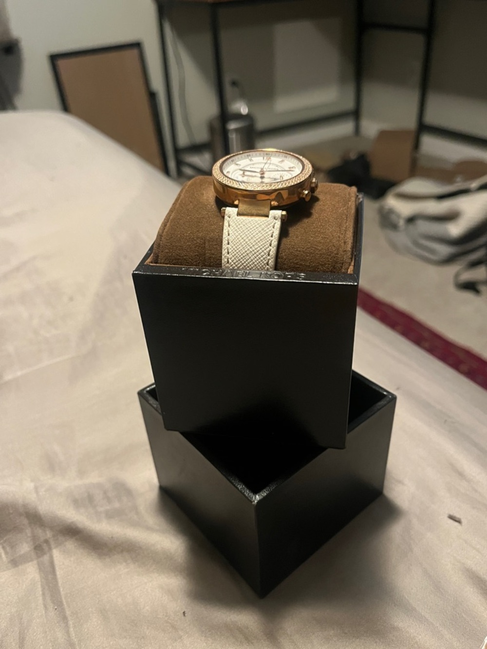 Michael Kors White Leather Strap Watch with Rose Gold Case - Picture 3 of 3